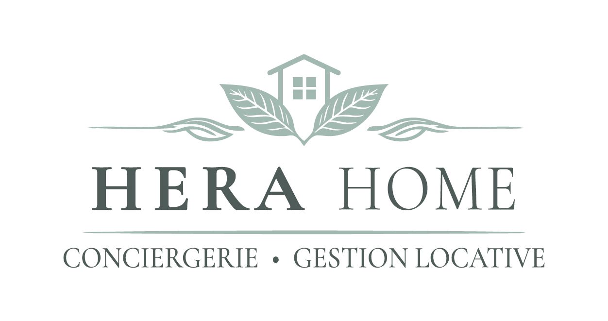 Maquette de maison miniature dessinée au stylo sur un document, posée sur une table en bois.