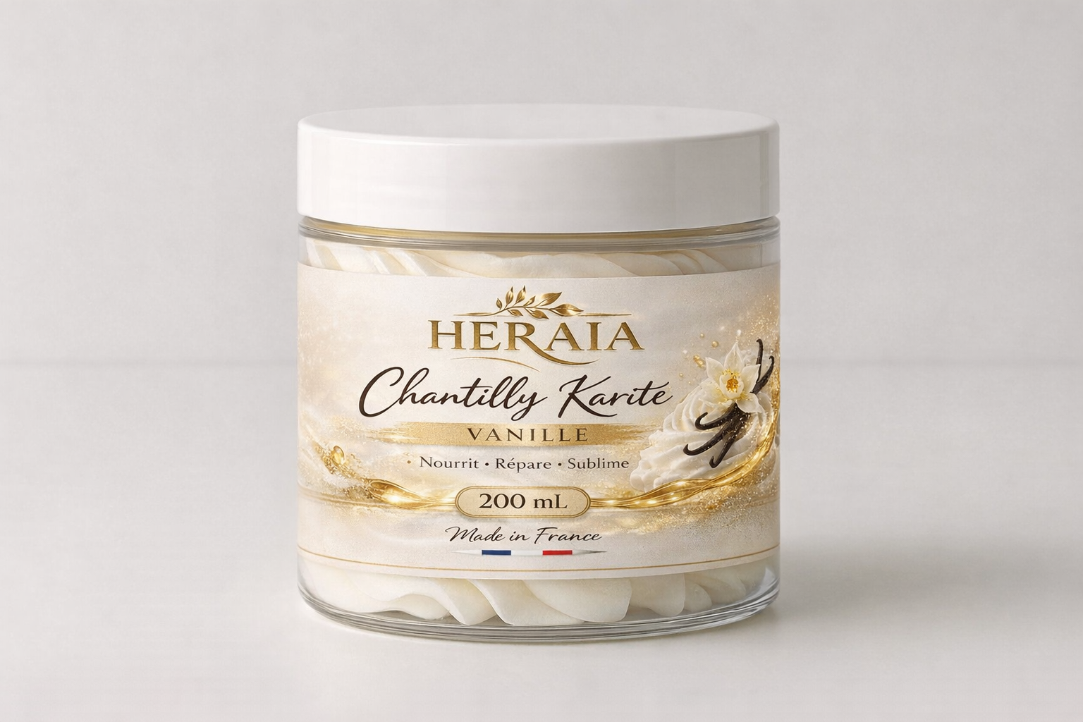 Pot en verre de crème pour le corps vanille Chantilly Karité avec des détails dorés et un couvercle blanc.