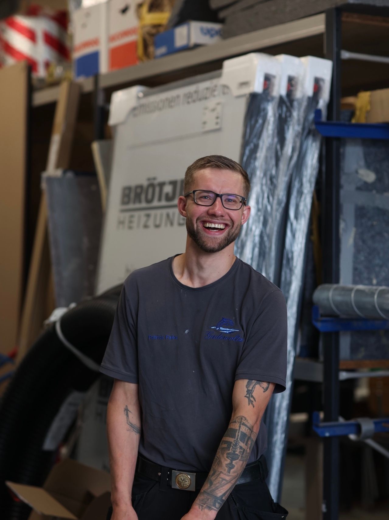 Ein Mann mit Brille lächelt