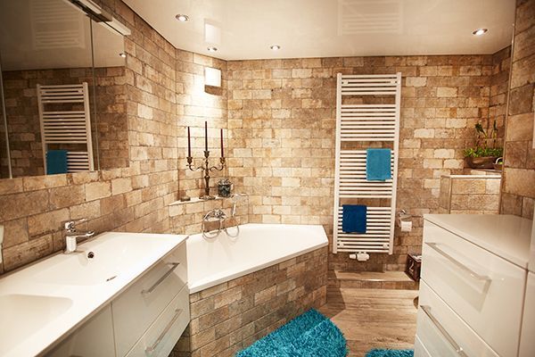 Ein Badezimmer mit Badewanne, Waschbecken, Spiegel und Handtuchhalter.