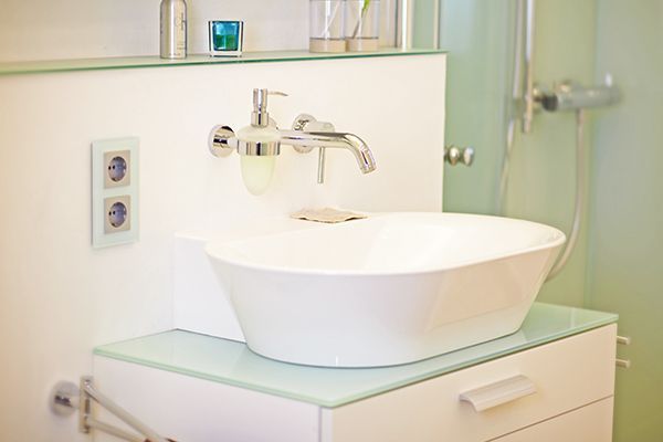 Ein Badezimmer mit Waschbecken und Dusche.