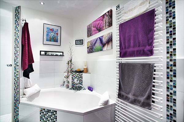 Ein Badezimmer mit Badewanne und Handtuchhalter