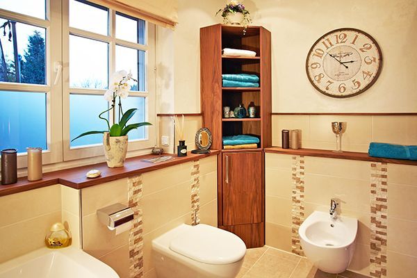 Ein Badezimmer mit Toilette, Bidet und einer Uhr an der Wand