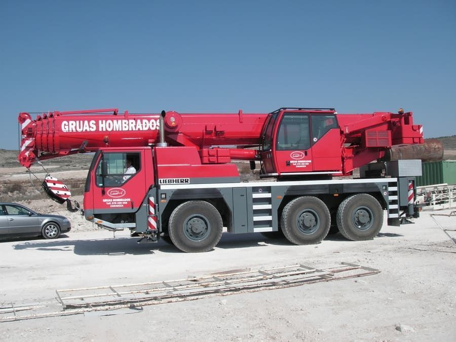 Un camión rojo con la palabra 