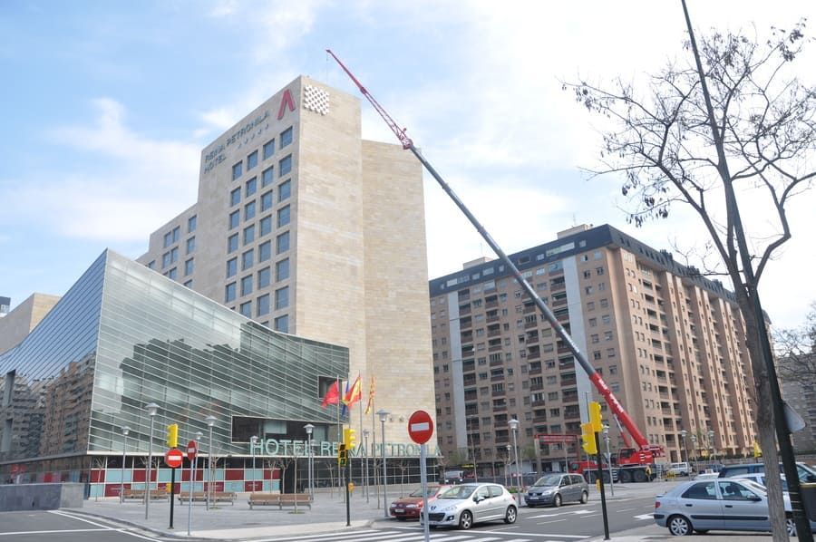 Un gran edificio con la palabra hotel en él.