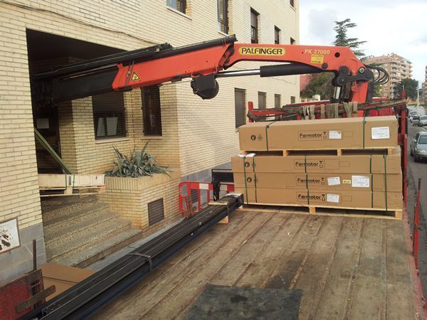 Un camión rojo con una grúa en la parte trasera.