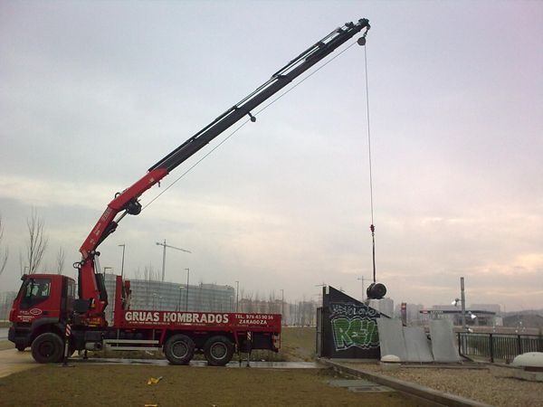 Un camión rojo con una grúa en la parte trasera.