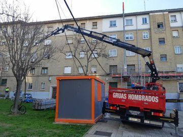 Un camión rojo con la palabra gruas en la parte trasera.