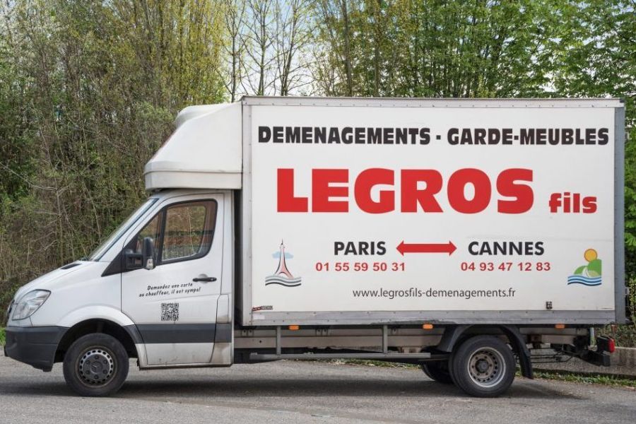 Camion de déménagement de profil