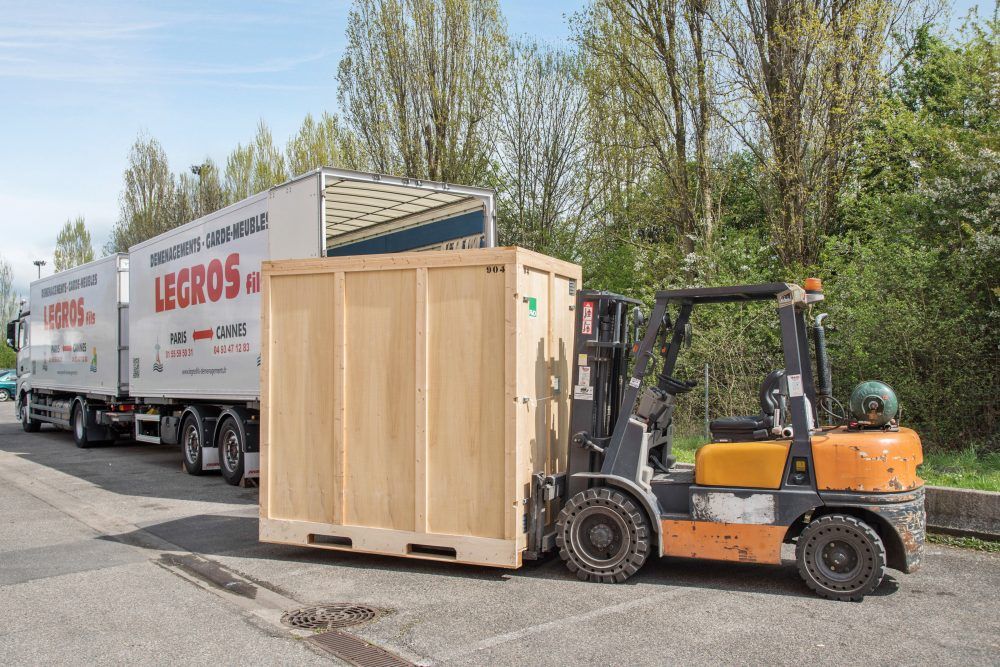 Chargement d'un camion avec un transpalette