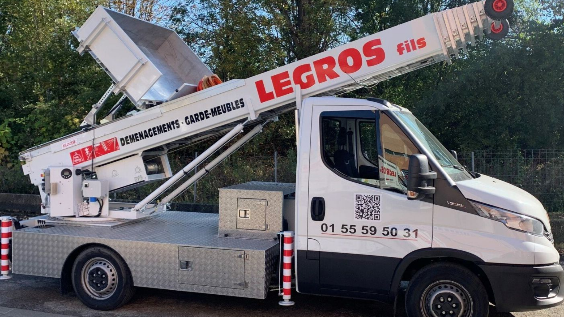 Un camion nacelle blanc avec l'inscription rouge « LEGROS »