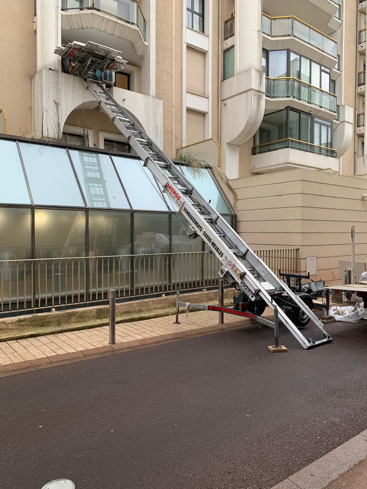 Un chariot élévateur transporte une grande caisse en bois à côté d'un camion.