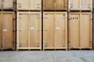 Des caisses d'expédition en bois empilées en rangées.