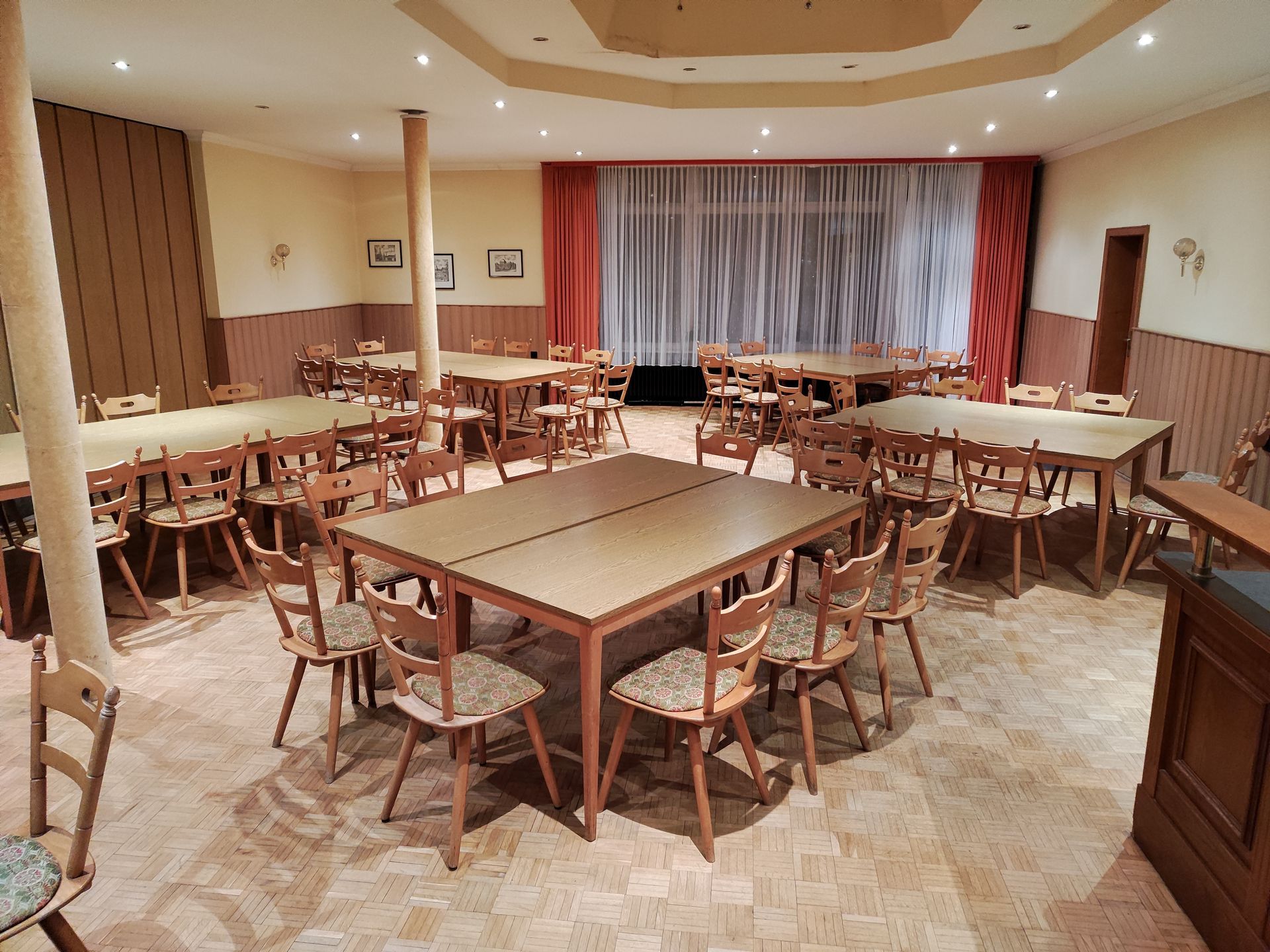 Ein großer Raum mit Tischen und Stühlen