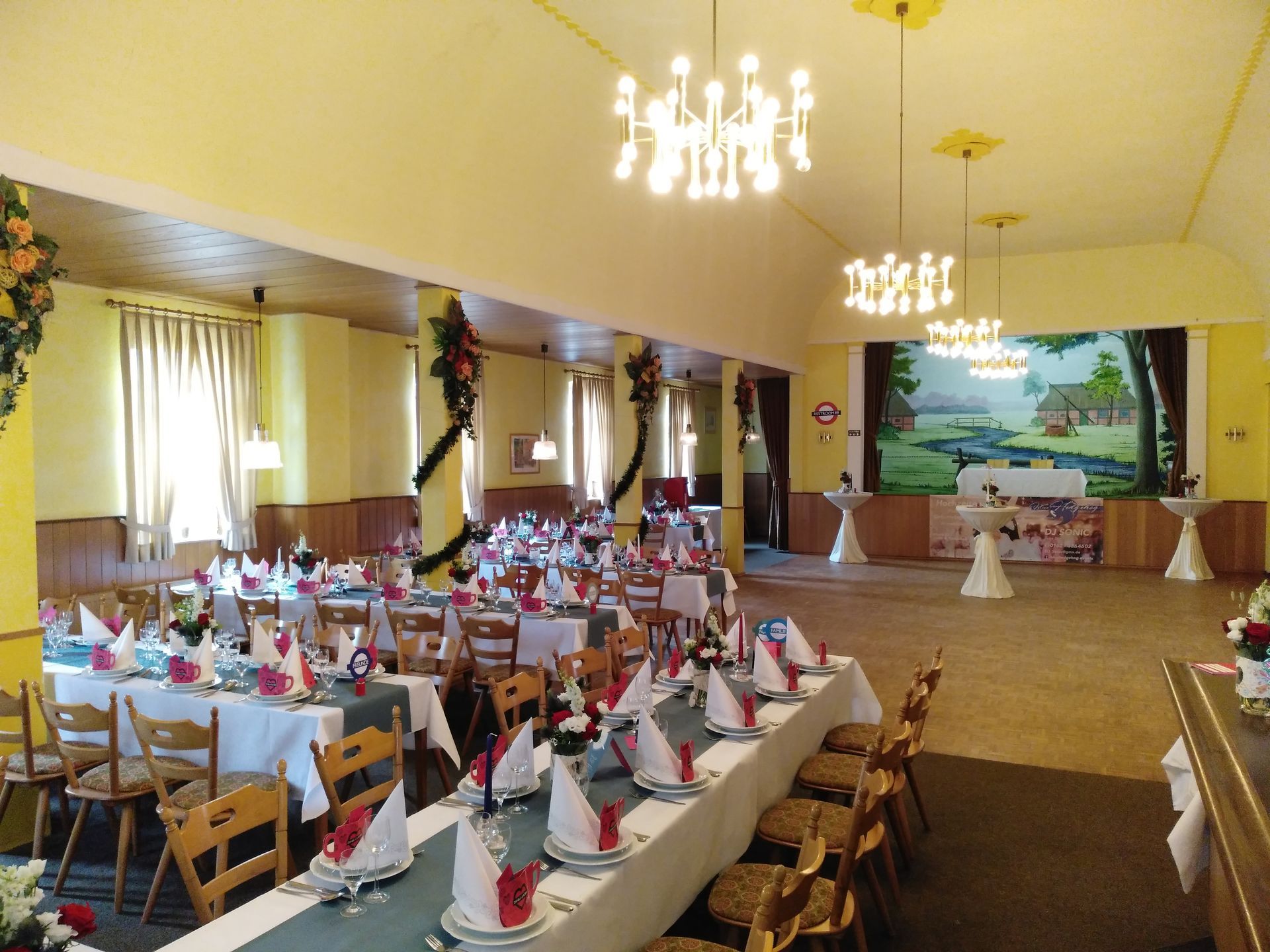 Ein großer Raum mit Tischen und Stühlen für eine Party