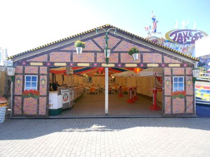 Ein großes Zelt mit Tischen und Stühlen darin