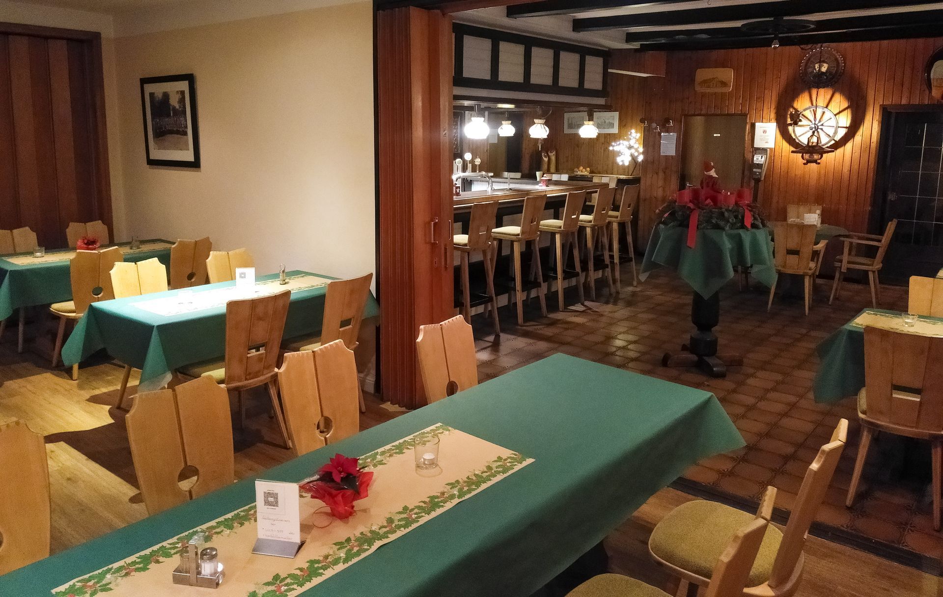 Ein Restaurant mit Tischen und Stühlen und einer Uhr an der Wand