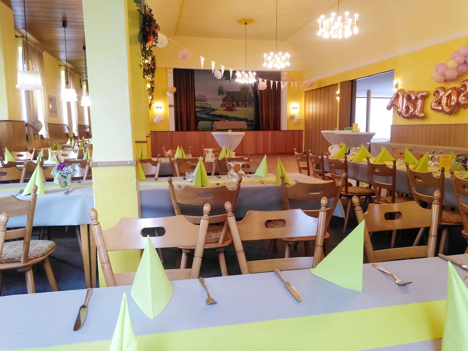 Ein Restaurant mit Tischen und Stühlen für eine Party