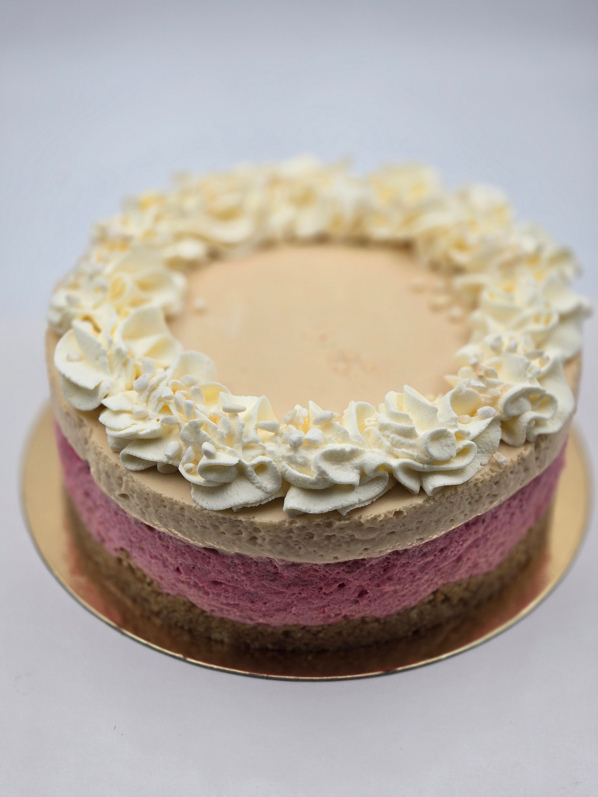 KINUSKI-VADELMAJUUSTOKAKKU (L) saatavana gluteenittomana