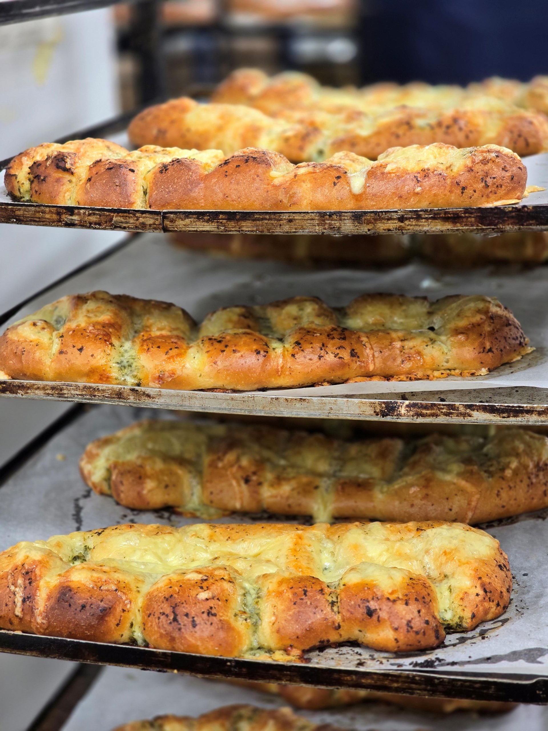 JUUSTOINEN VALKOSIPULILEIPÄ (L)