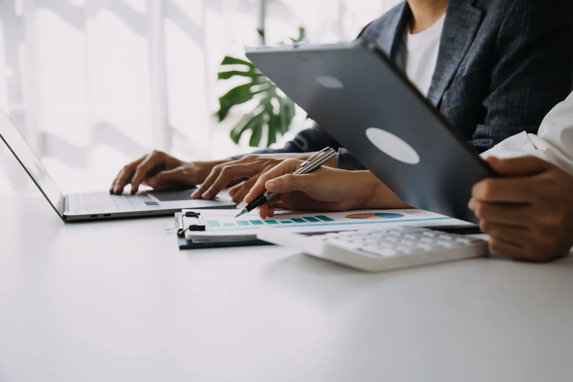 Personas haciendo un plan de empresa
