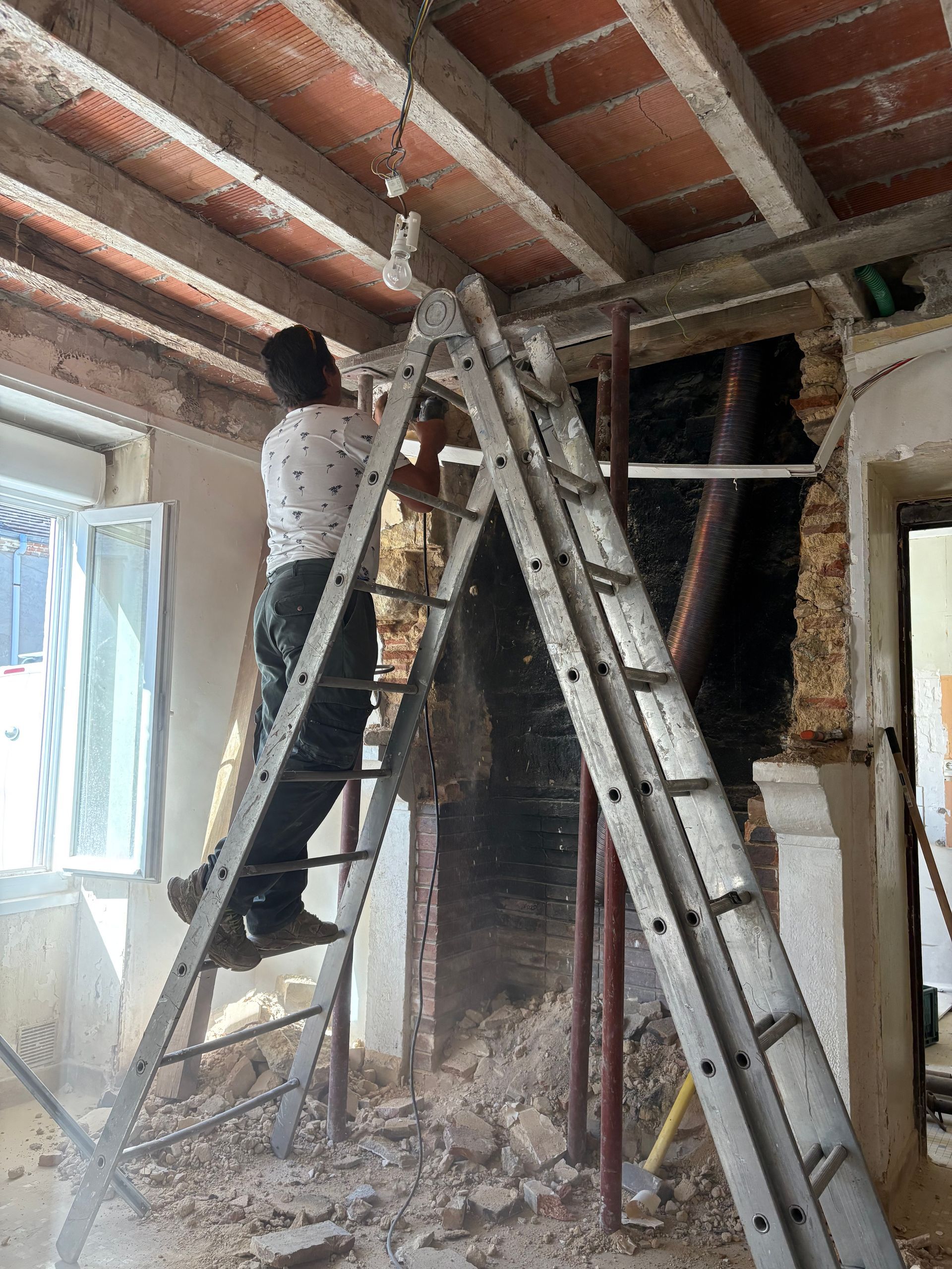 Un couloir rénové avec un nouveau carrelage