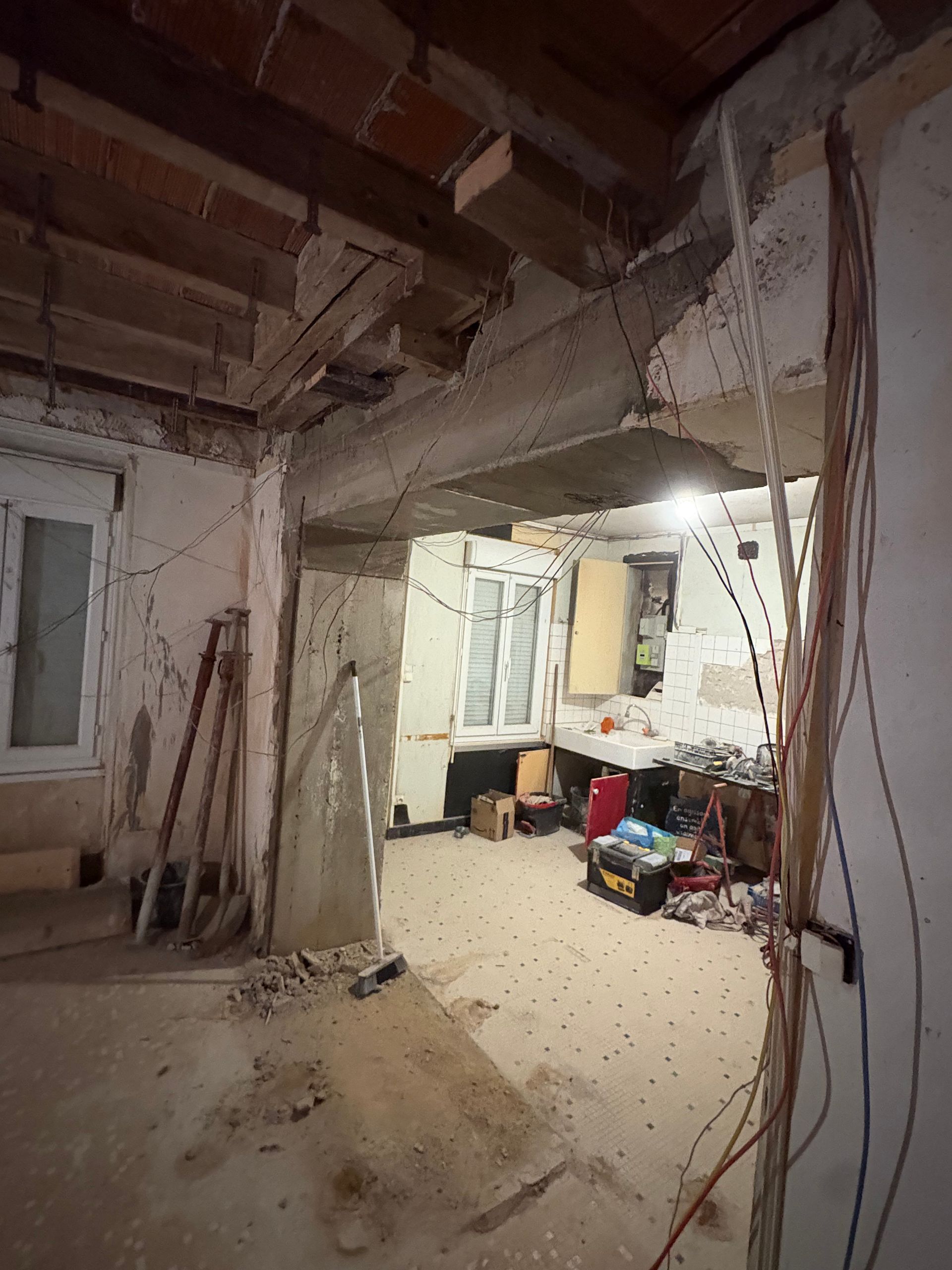 Un couloir rénové avec un nouveau carrelage