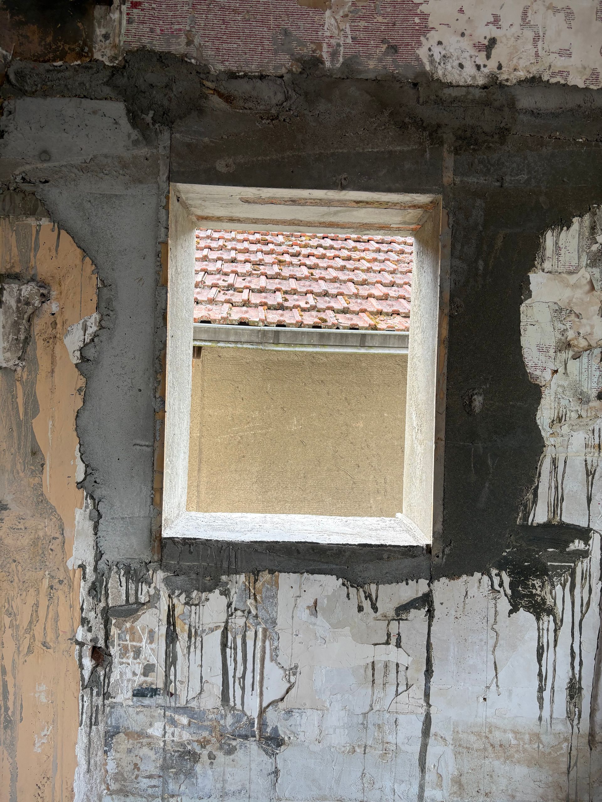 Regardant le plafond d'un bâtiment en construction