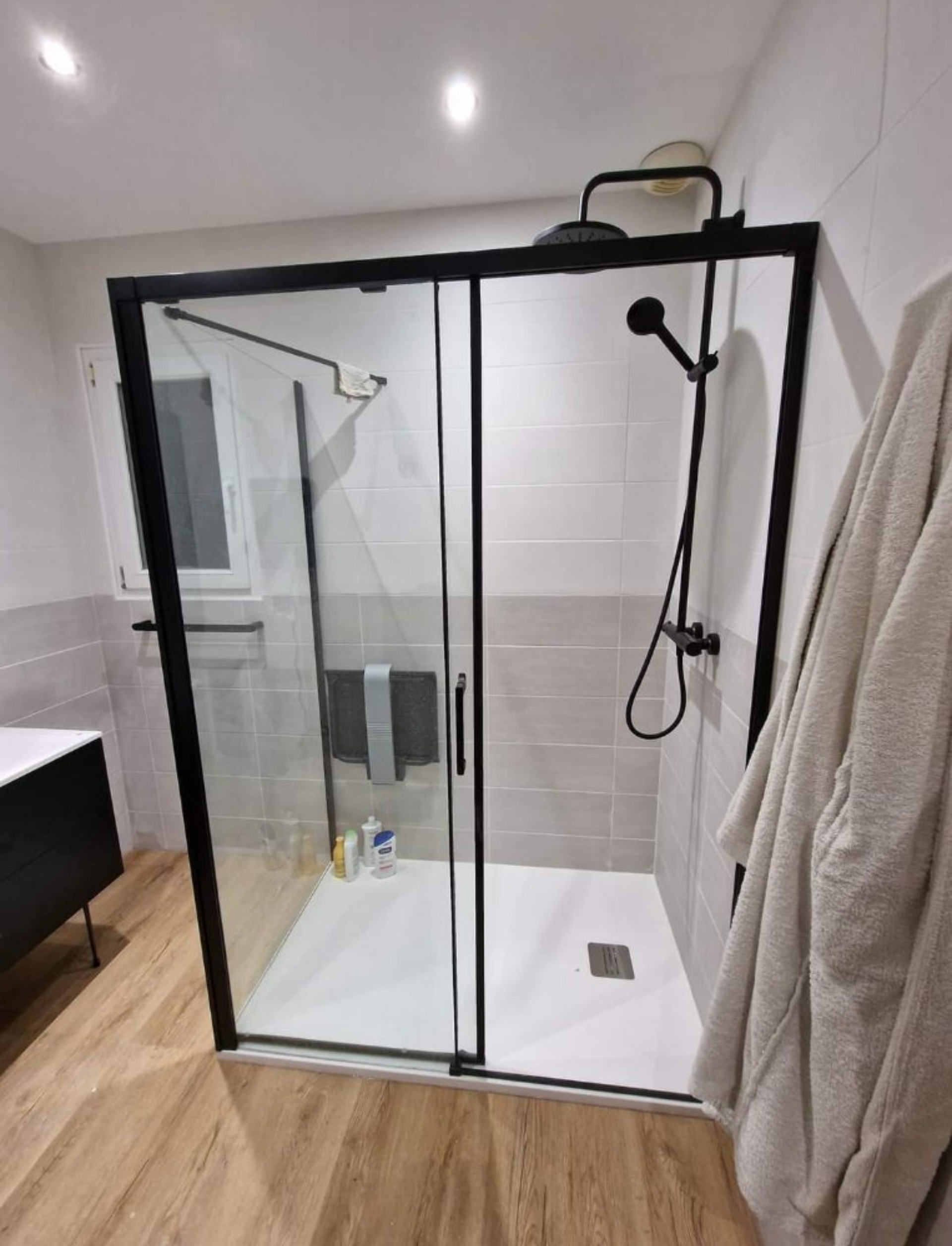 Une photo avant et après d'une maison en construction.