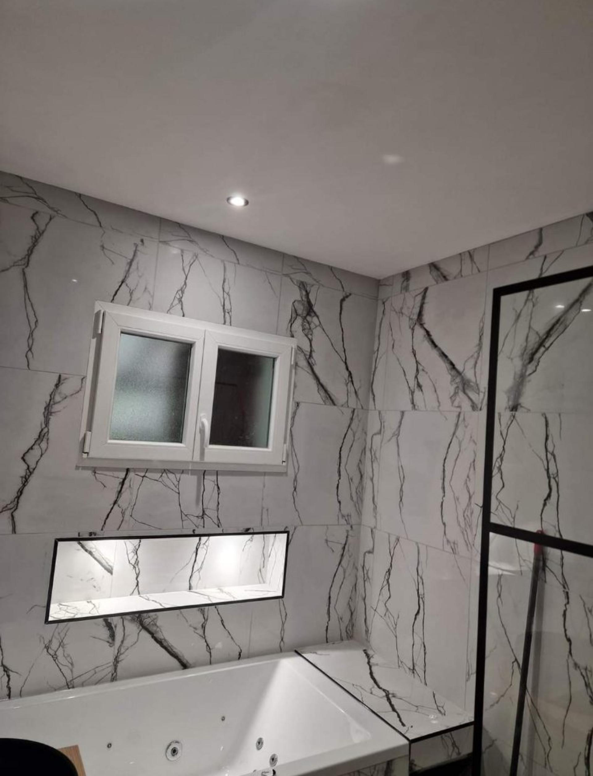 Une structure en bois avec beaucoup de mousse blanche sur le sol