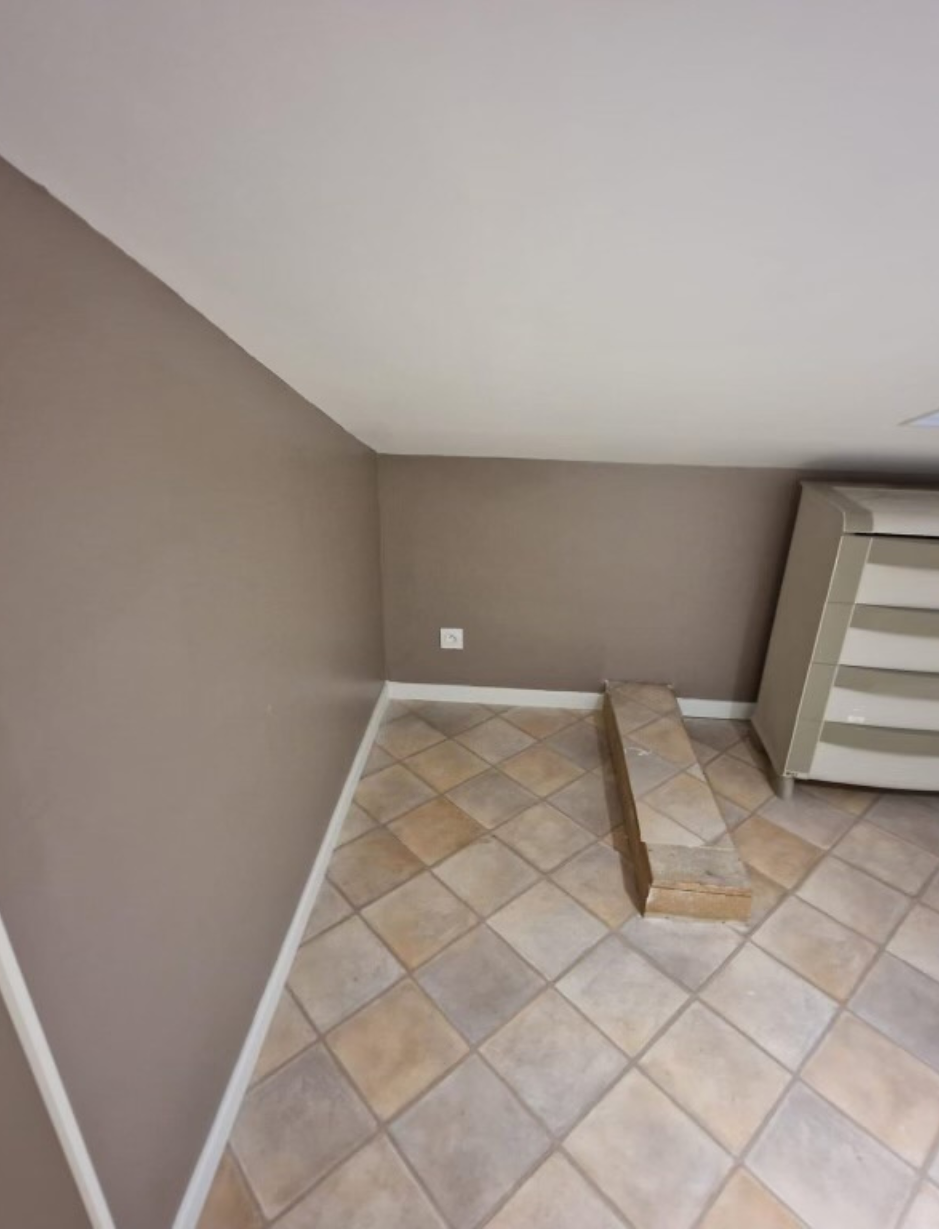 Une grande dalle de béton est en cours de construction sur un chantier.