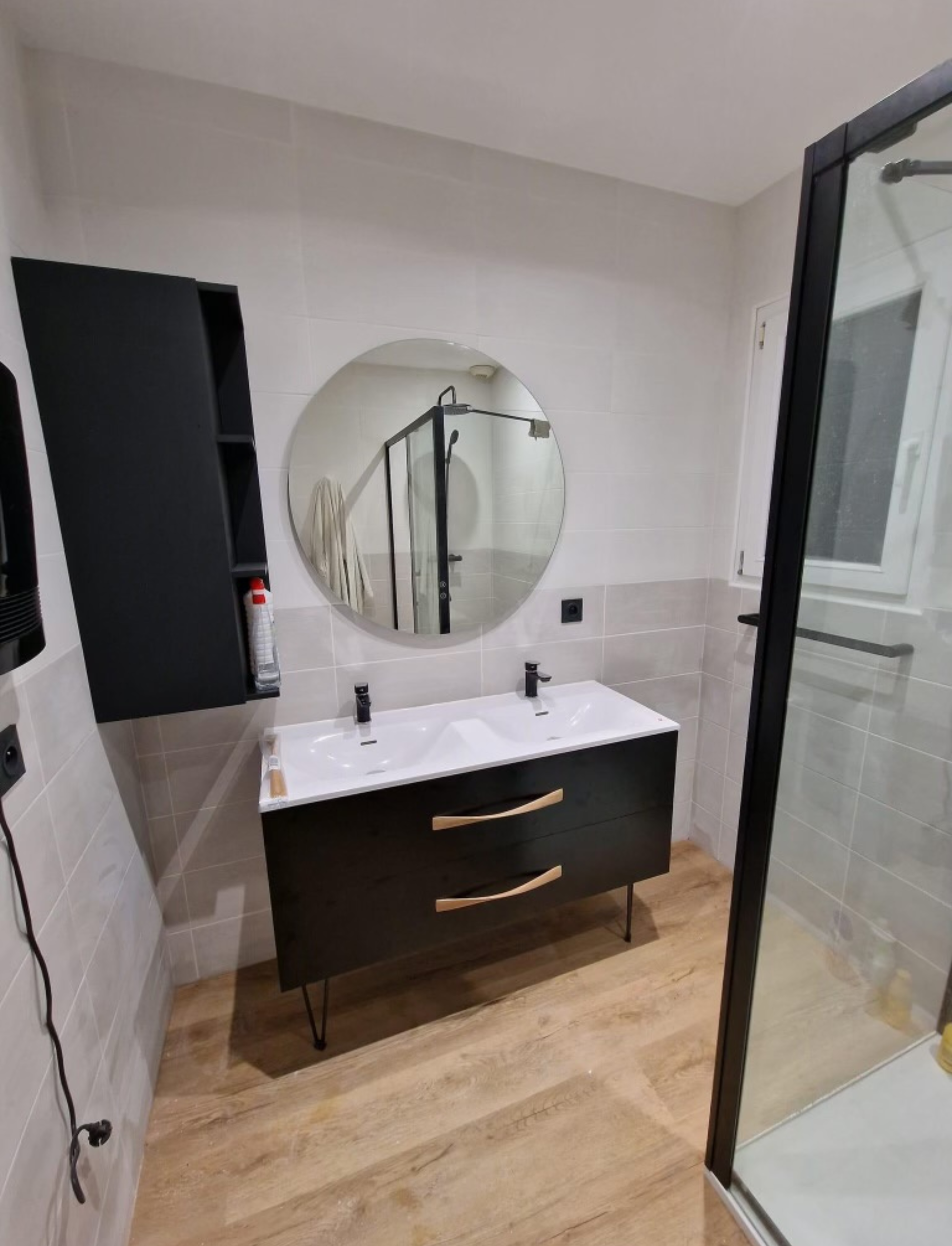 Un homme travaille sur un toit en bois avec une perceuse.