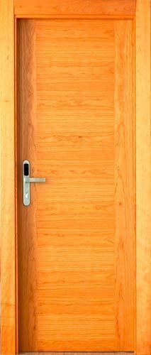 Un primer plano de una puerta de madera con una manija de puerta.