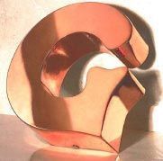 Un primer plano de una escultura de cobre sobre una mesa.