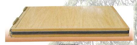 Un trozo de madera está colocado encima de otro trozo de madera.