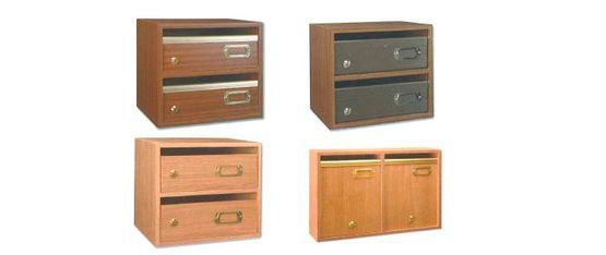 Cuatro armarios de madera con cajones y puertas sobre fondo blanco.