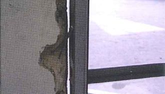 Un primer plano de una ventana con un agujero en ella.