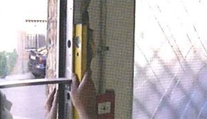 Una persona está midiendo una puerta con un nivel.