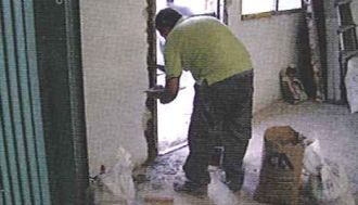 Un hombre está trabajando en una puerta de una habitación.
