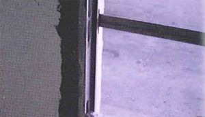 Un primer plano de un trozo de metal en una pared.