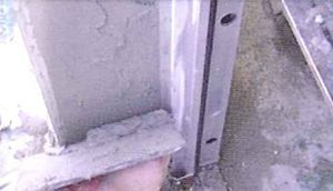 Una persona está trabajando en una pared de hormigón con una paleta.