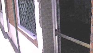 Un primer plano de un edificio con una ventana y una puerta.