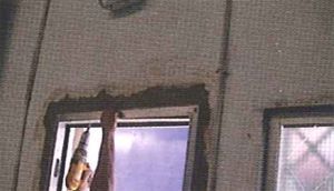 Una persona está trabajando en una ventana de un edificio.