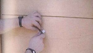 Una persona sostiene un objeto de metal en su mano.