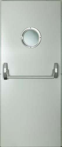 Una puerta blanca con una ventana redonda y una barra antipánico.