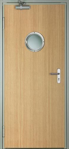 Una puerta de madera con una ventana redonda.