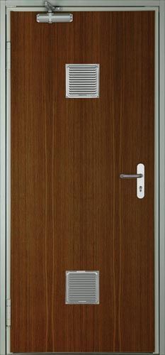 Una puerta de madera con tres aberturas y una manija.