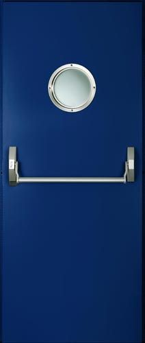 Una puerta azul con una ventana redonda y una barra antipánico.