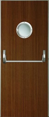Una puerta de madera con una ventana redonda y una barra antipánico.