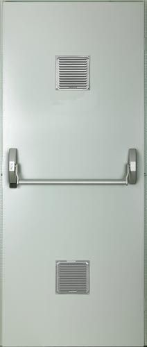 Una puerta blanca con una barra antipánico y dos rejillas de ventilación.